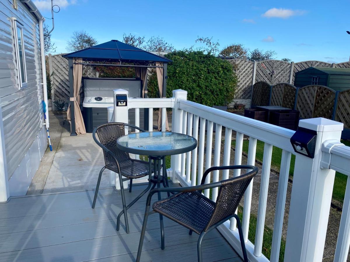 Hot Tub. Countryside. Coast. 5* Patrington Haven Leisure Park, East Yorkshire Villa Kültér fotó